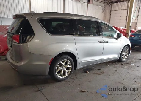 2017 Chrysler Pacifica Touring-L z USA, uszkodzony, nr VIN 2C4RC1BGXHR820375